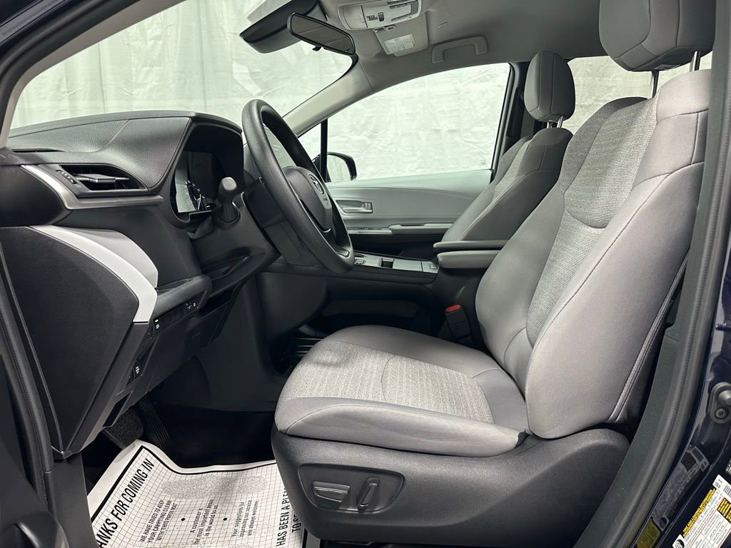 Used 2025 Toyota Sienna LE image 13