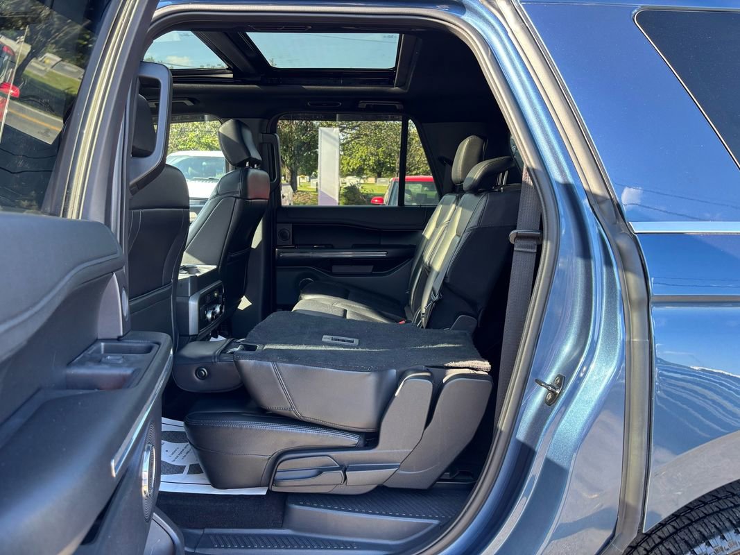 Used 2019 Ford Expedition Max XLT w/ Equipment Group 202A AWD/4WD image 18