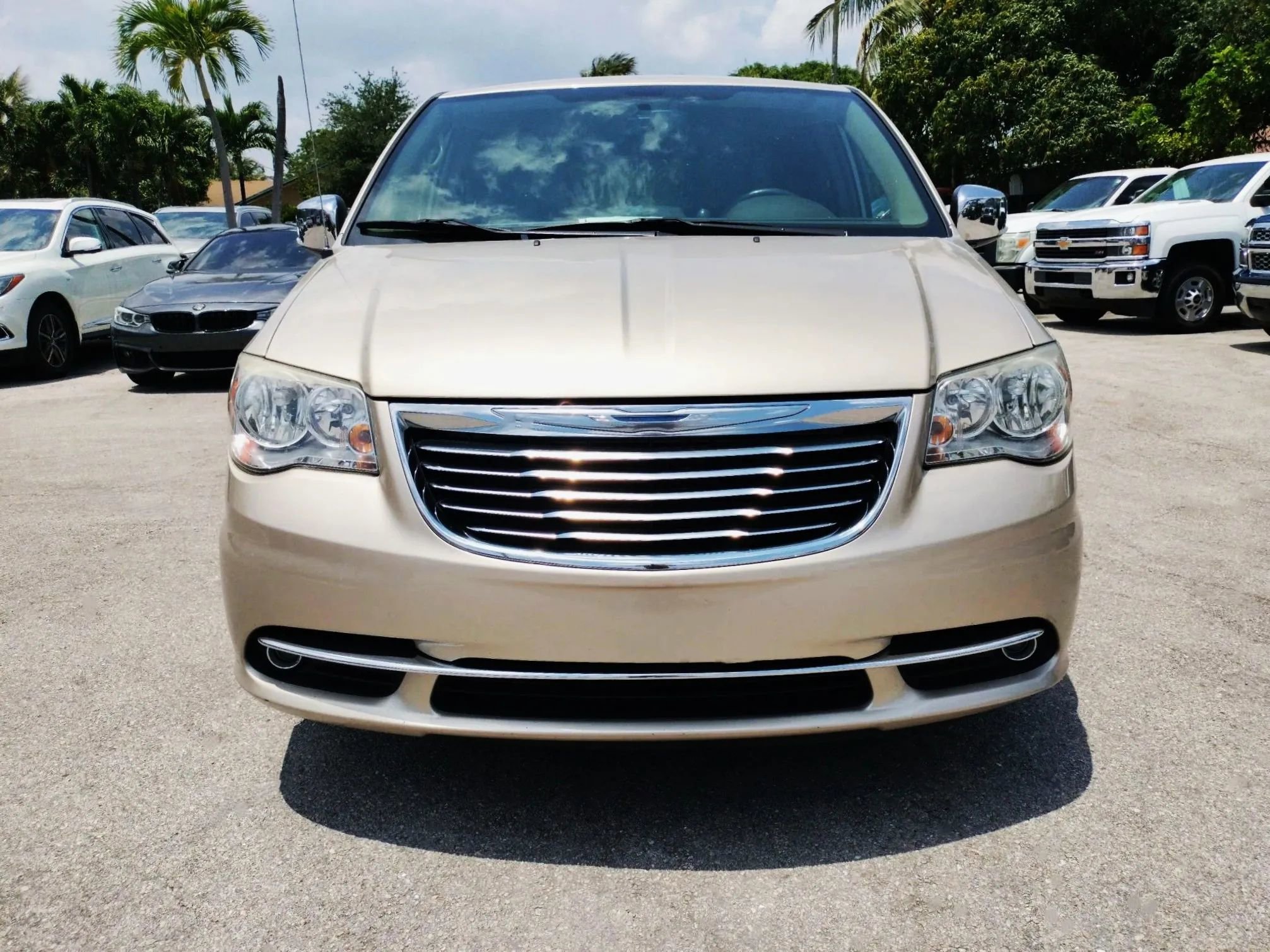 Used 2014 Chrysler Town & Country Touring-L w/ Driver Convenience Group FWD image 2