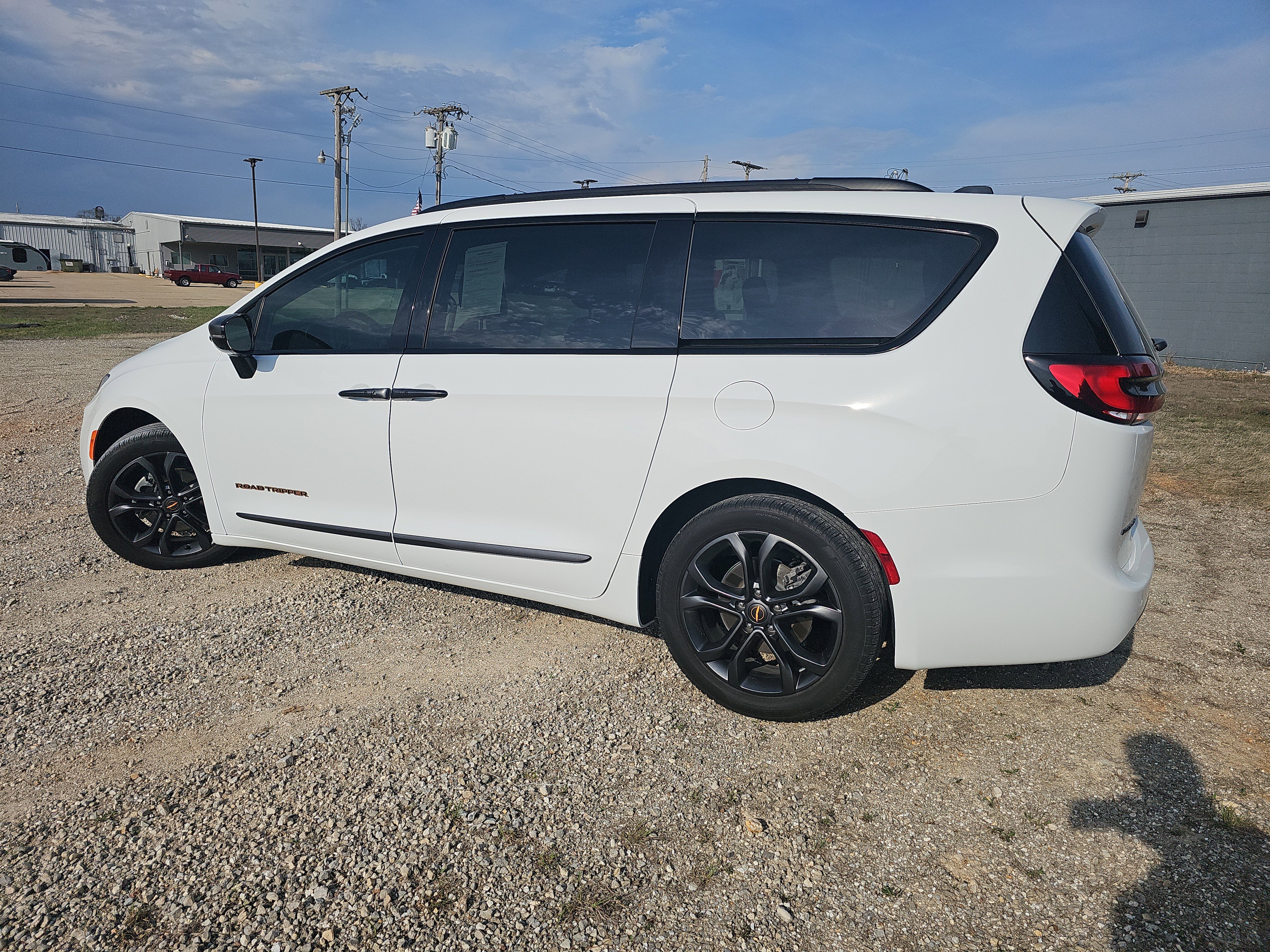 Used 2024 Chrysler Pacifica Touring-L w/ Road Tripper Package image 7