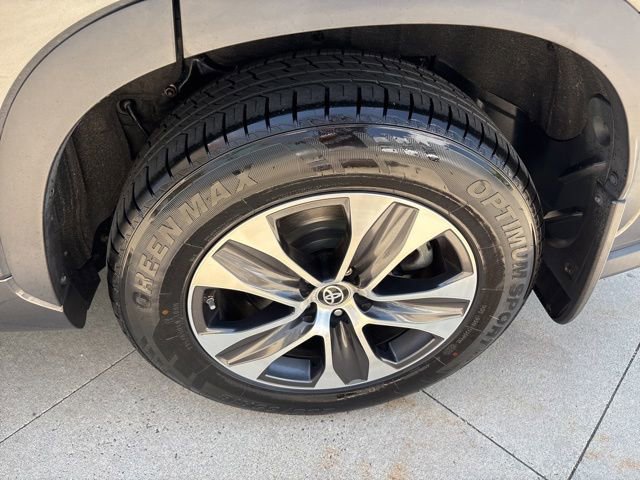 Used 2021 Toyota Highlander XLE AWD/4WD image 10