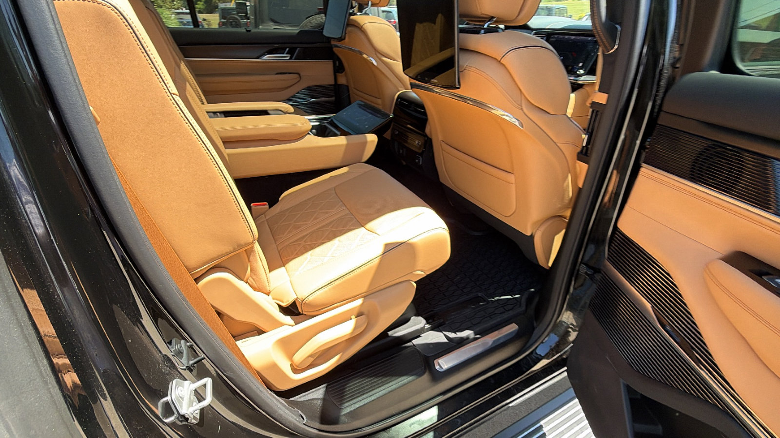Used 2025 Jeep Grand Wagoneer Series III w/ Rear Seat Video Group 1 AWD/4WD image 22