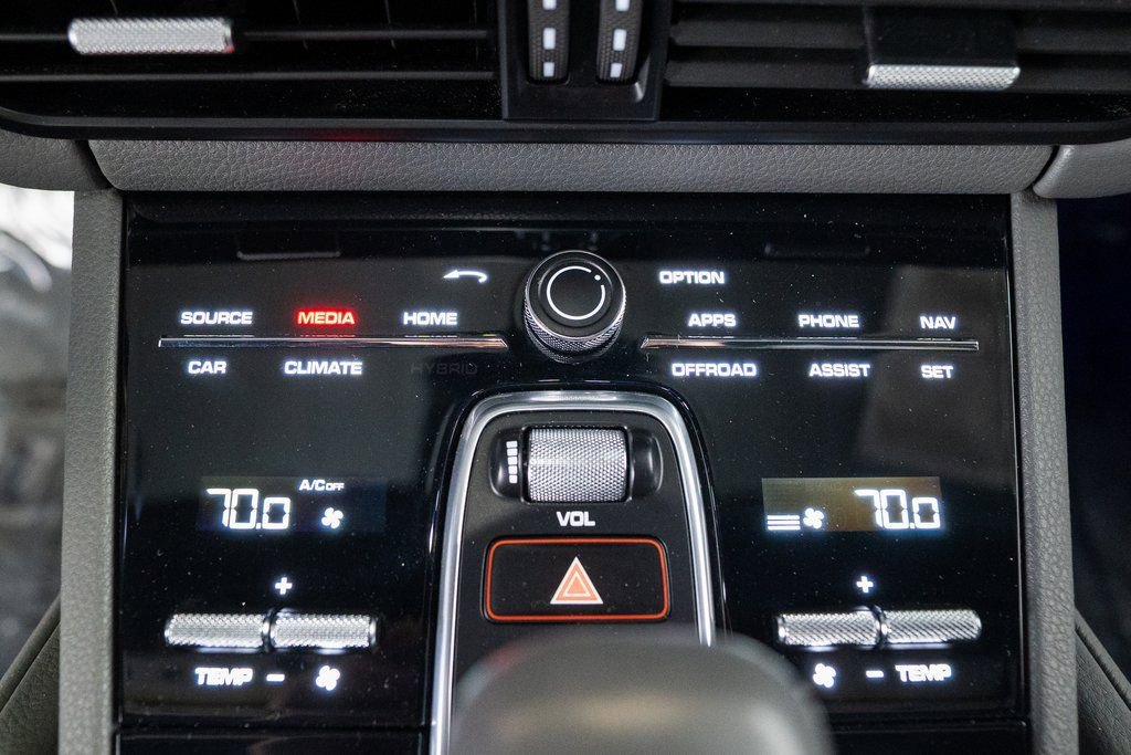 Certified 2023 Porsche Cayenne Platinum Edition image 26