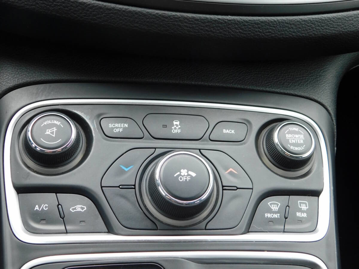 Used 2015 Chrysler 200 Limited w/ Convenience Group FWD image 14