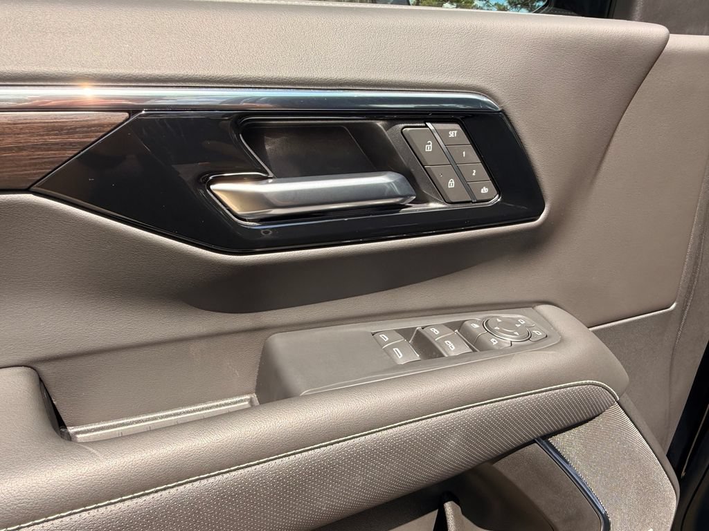 New 2025 Chevrolet Suburban Premier RWD image 15