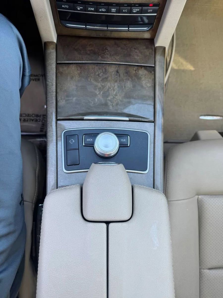 Used 2010 Mercedes-Benz E 350 4MATIC Sedan image 5