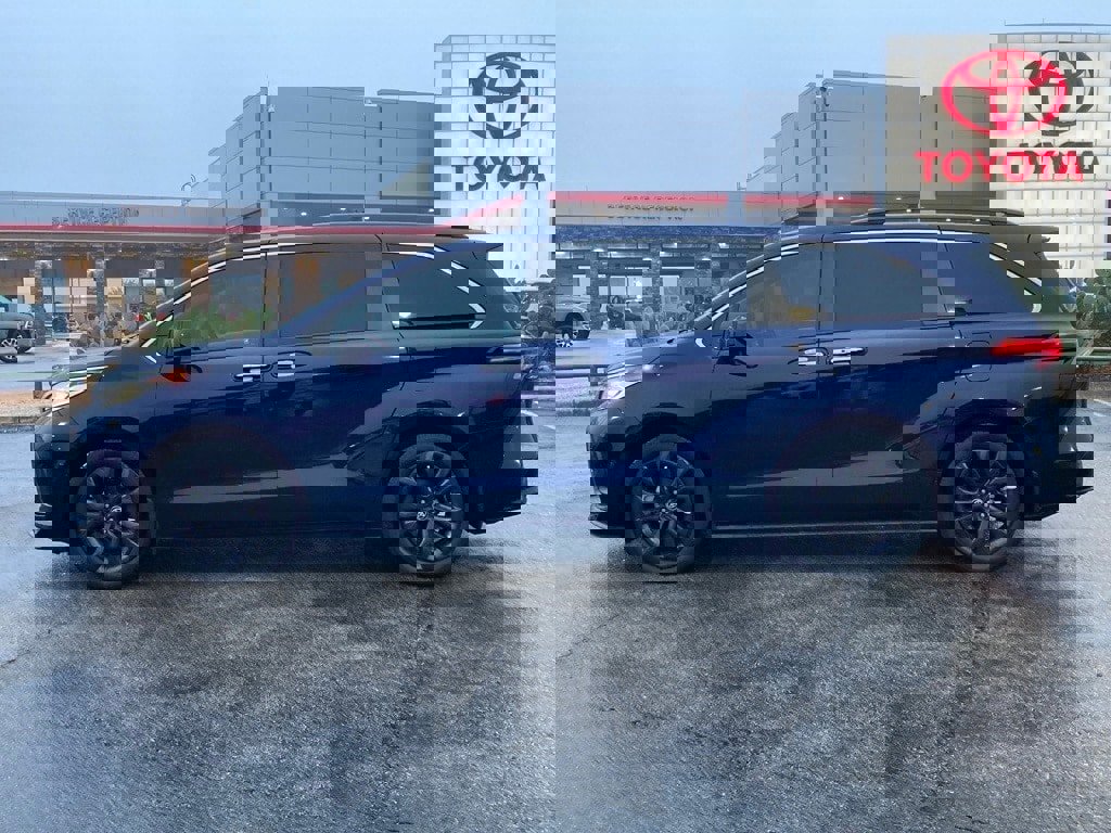 Certified 2022 Toyota Sienna XSE image 8