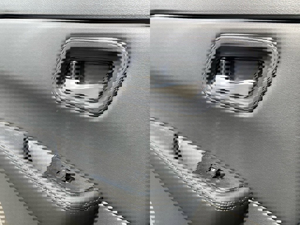 Used 2024 Nissan Rogue SV image 8