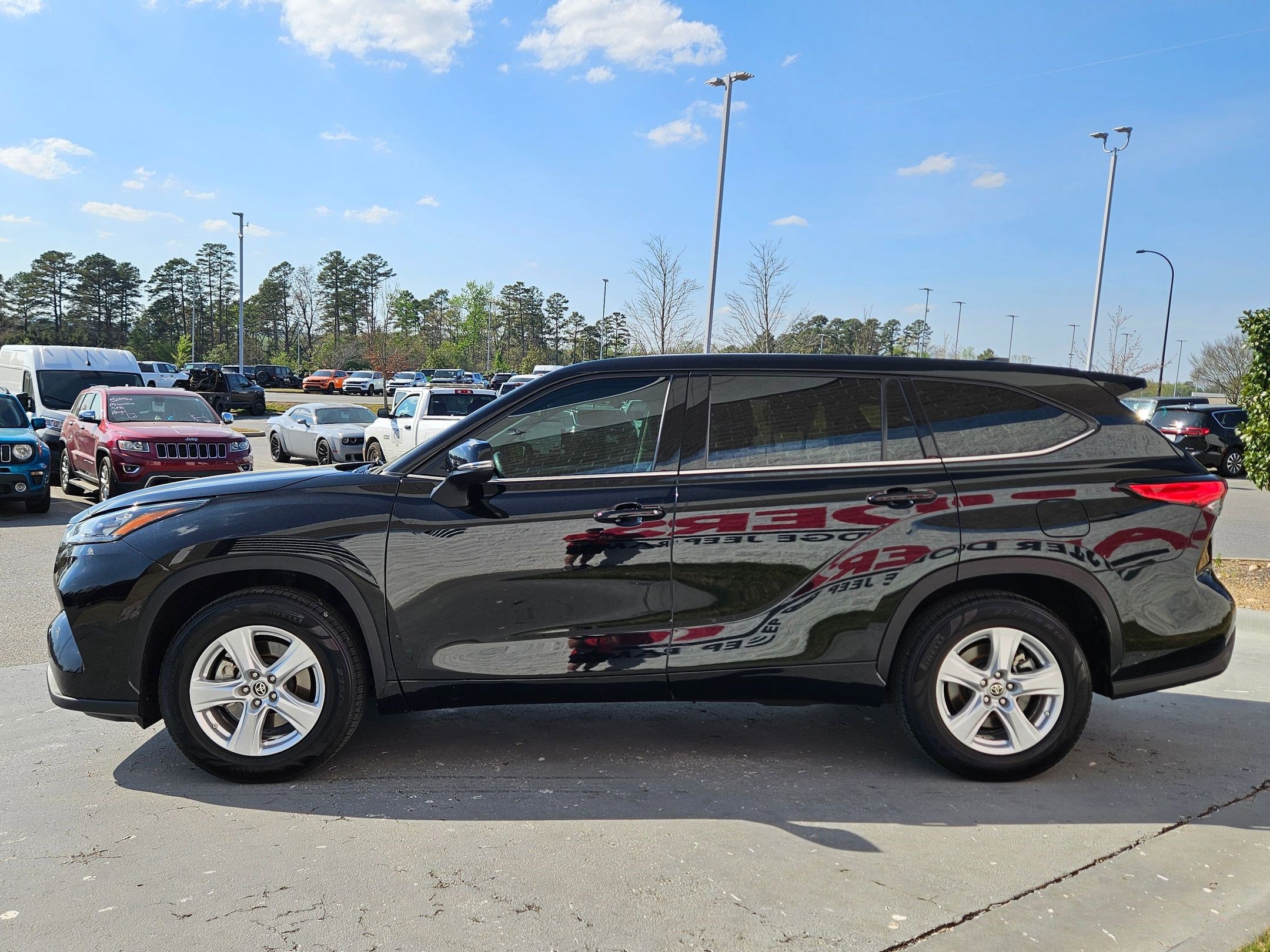 Used 2020 Toyota Highlander LE image 4