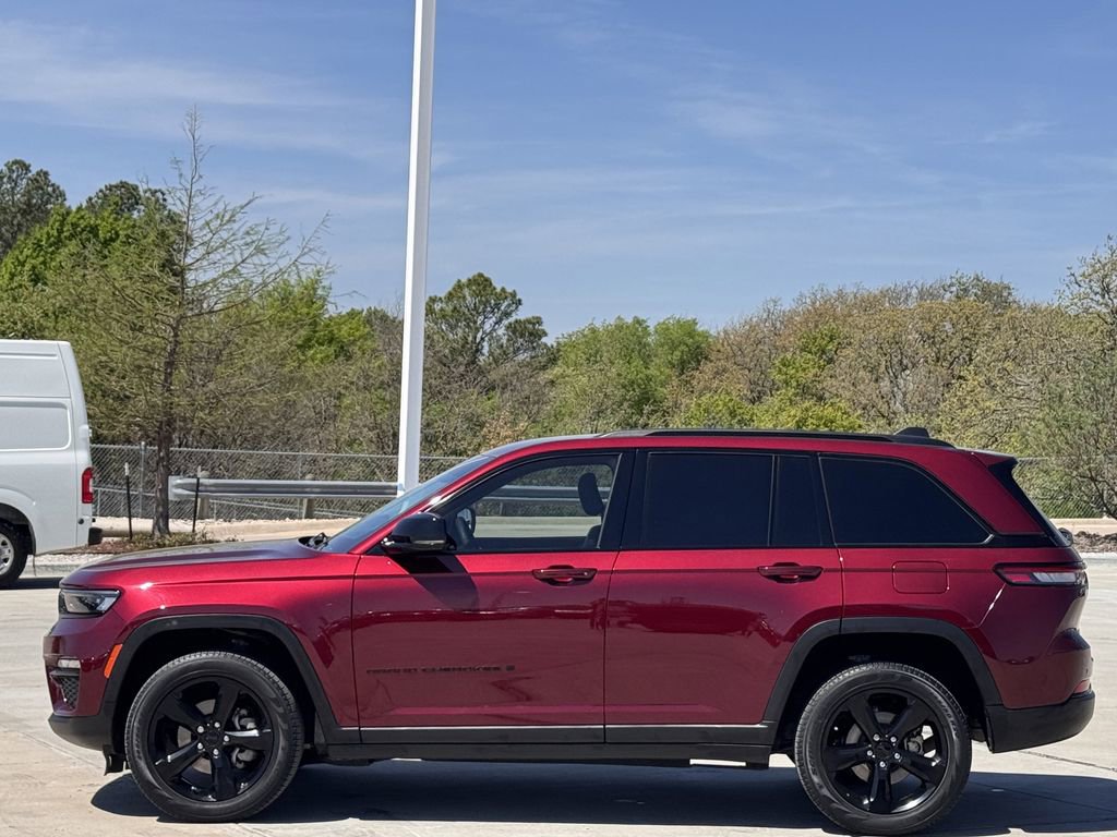 Used 2023 Jeep Grand Cherokee Limited w/ Black Appearance Package AWD/4WD image 2