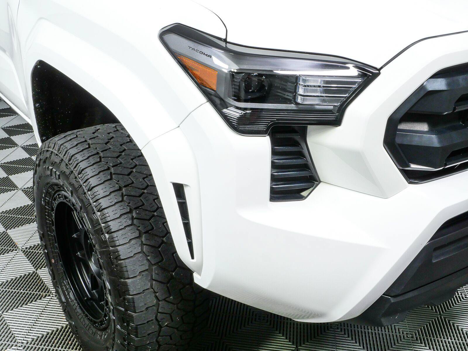Used 2025 Toyota Tacoma SR AWD/4WD image 32