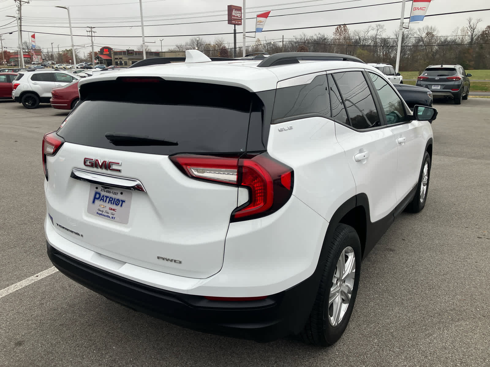 Used 2022 GMC Terrain SLE w/ Driver Convenience Package image 7