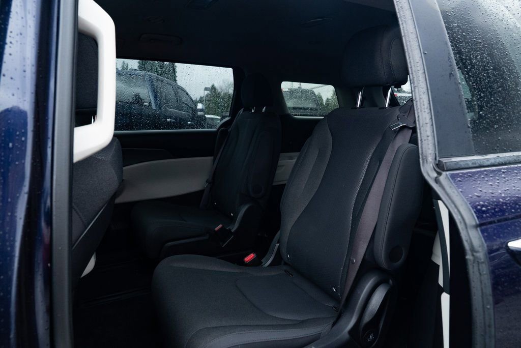 Used 2024 Kia Carnival LX FWD image 20