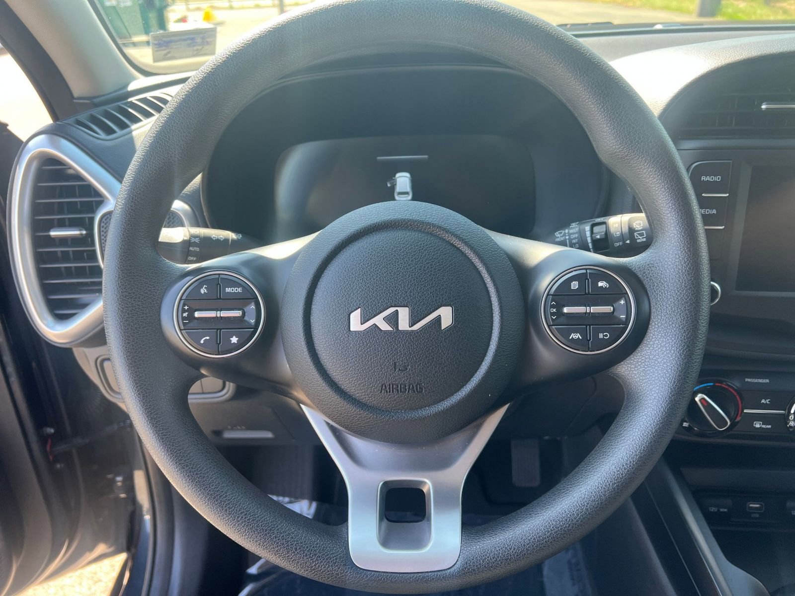 Used 2025 Kia Soul LX w/ LX Technology Package FWD image 25