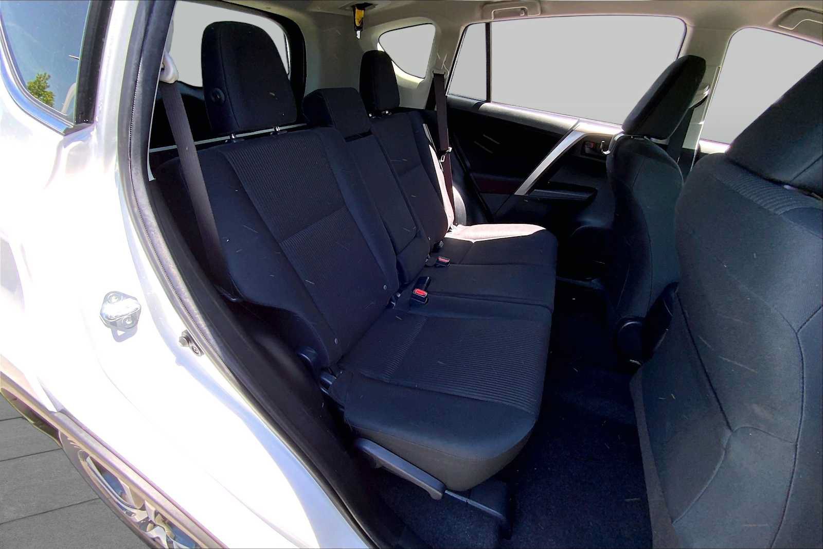 Used 2018 Toyota RAV4 LE AWD/4WD image 18