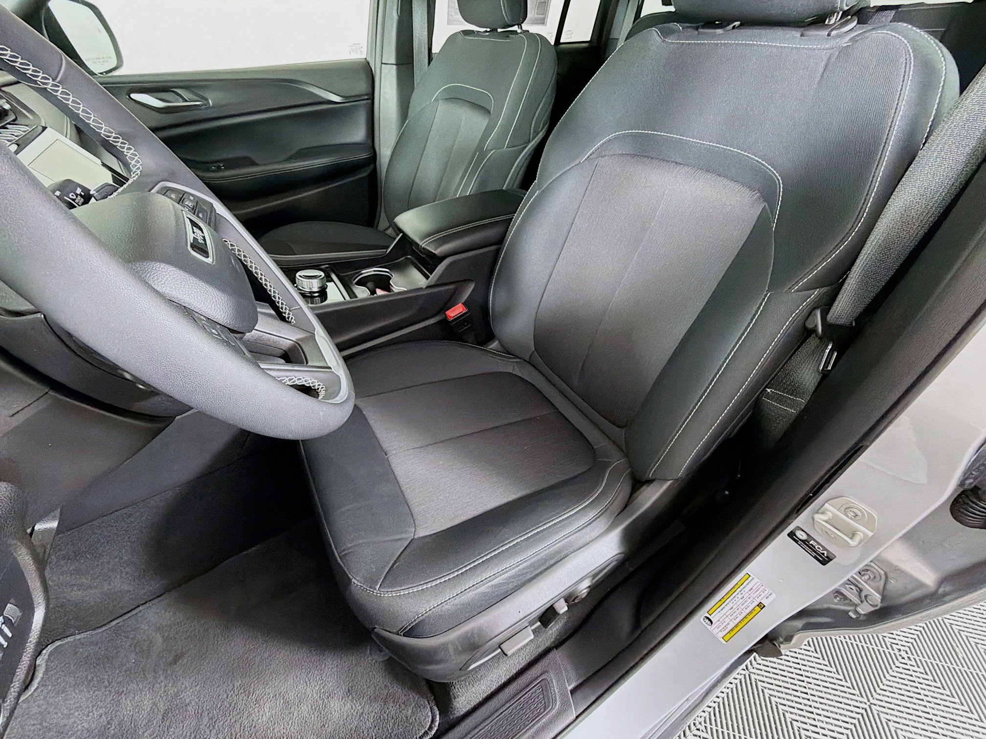 Used 2024 Jeep Grand Cherokee Laredo image 12