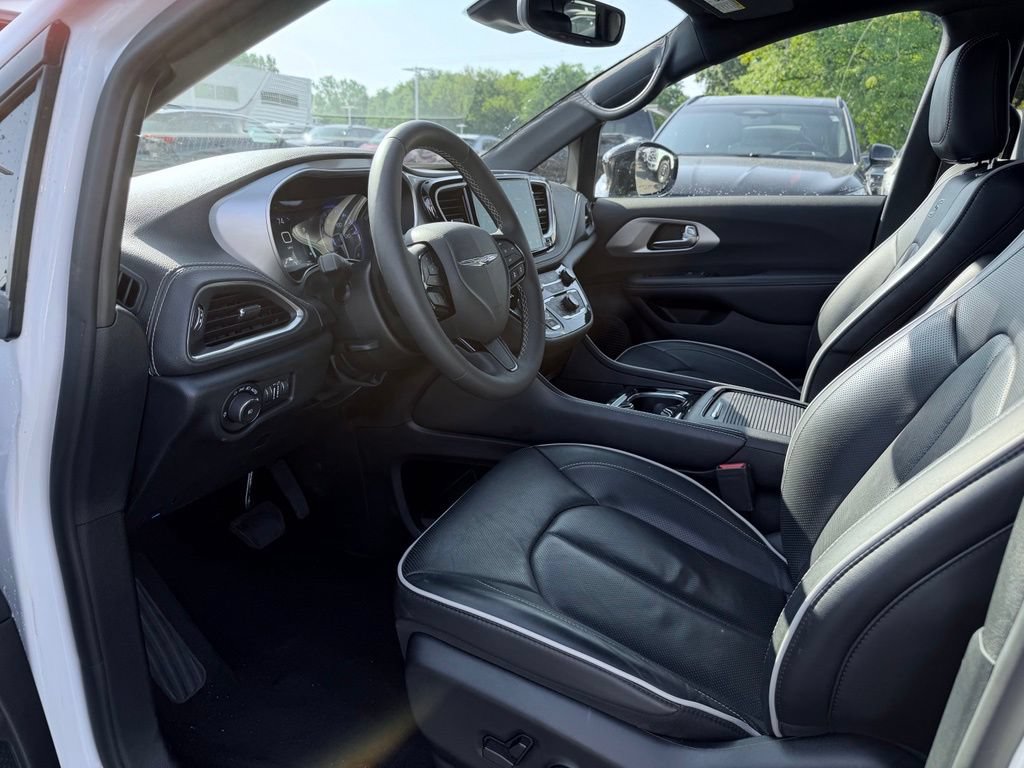 Used 2025 Chrysler Pacifica Limited FWD image 24