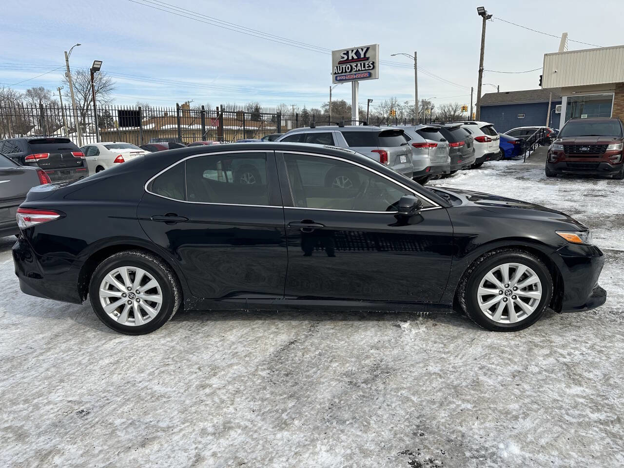 Used 2020 Toyota Camry LE image 8
