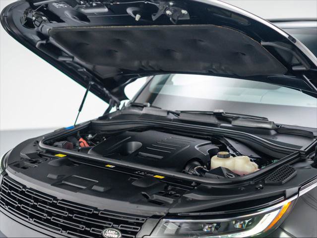 Used 2025 Land Rover Range Rover Sport SE image 11