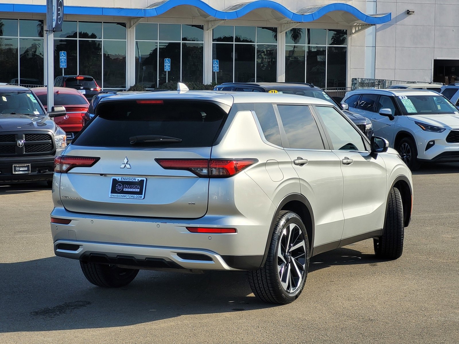 Used 2024 Mitsubishi Outlander SE image 5