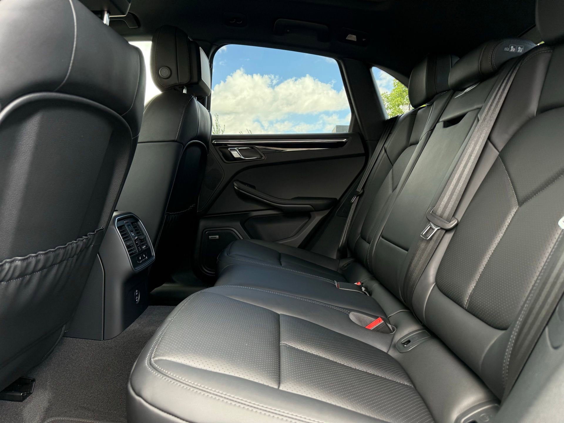 Used 2025 Porsche Macan image 30