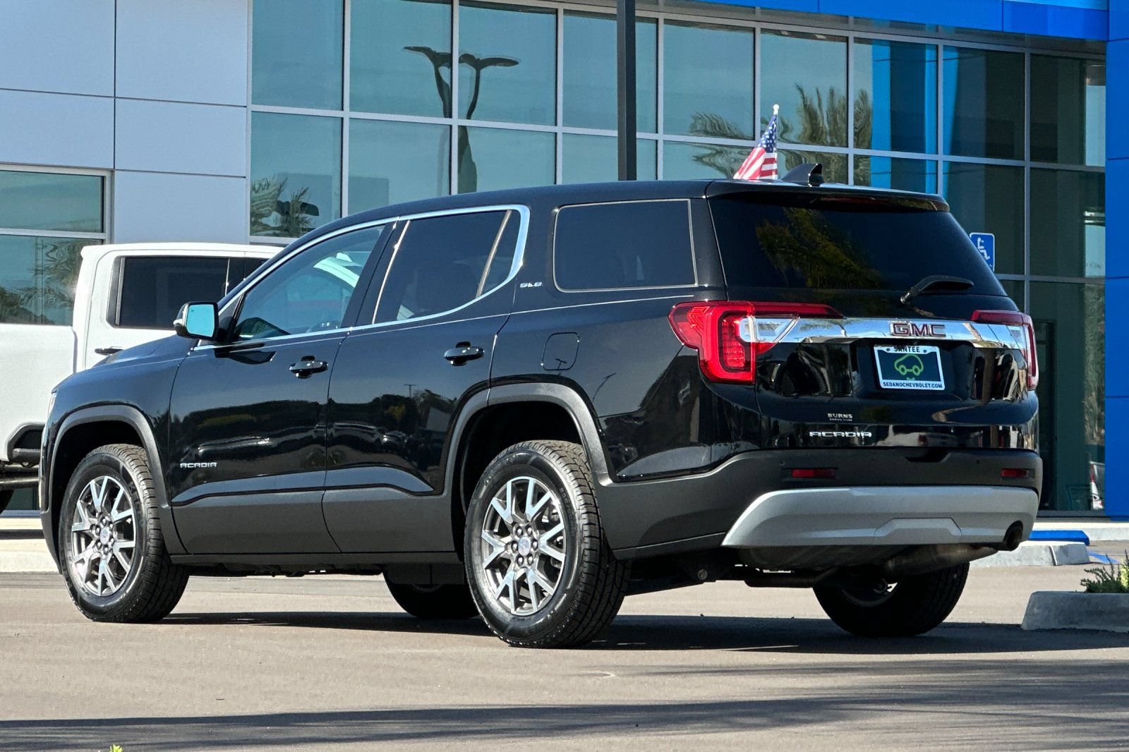 Certified 2021 GMC Acadia SLE w/ LPO, Cargo Package FWD image 6