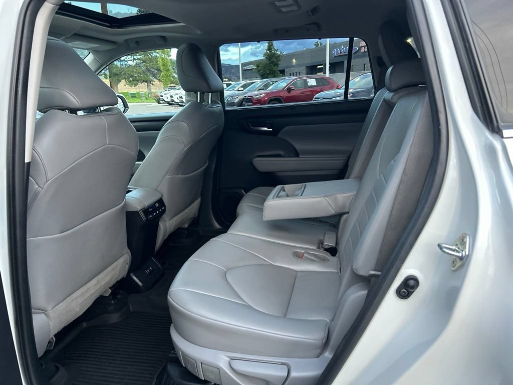 Used 2020 Toyota Highlander XLE AWD/4WD image 23