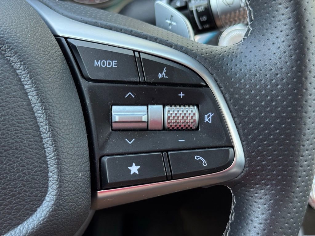 Used 2025 Genesis G70 2.5T image 27