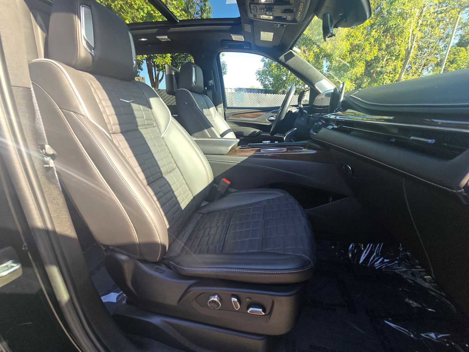 Used 2024 Cadillac Escalade ESV Premium Luxury Platinum image 11