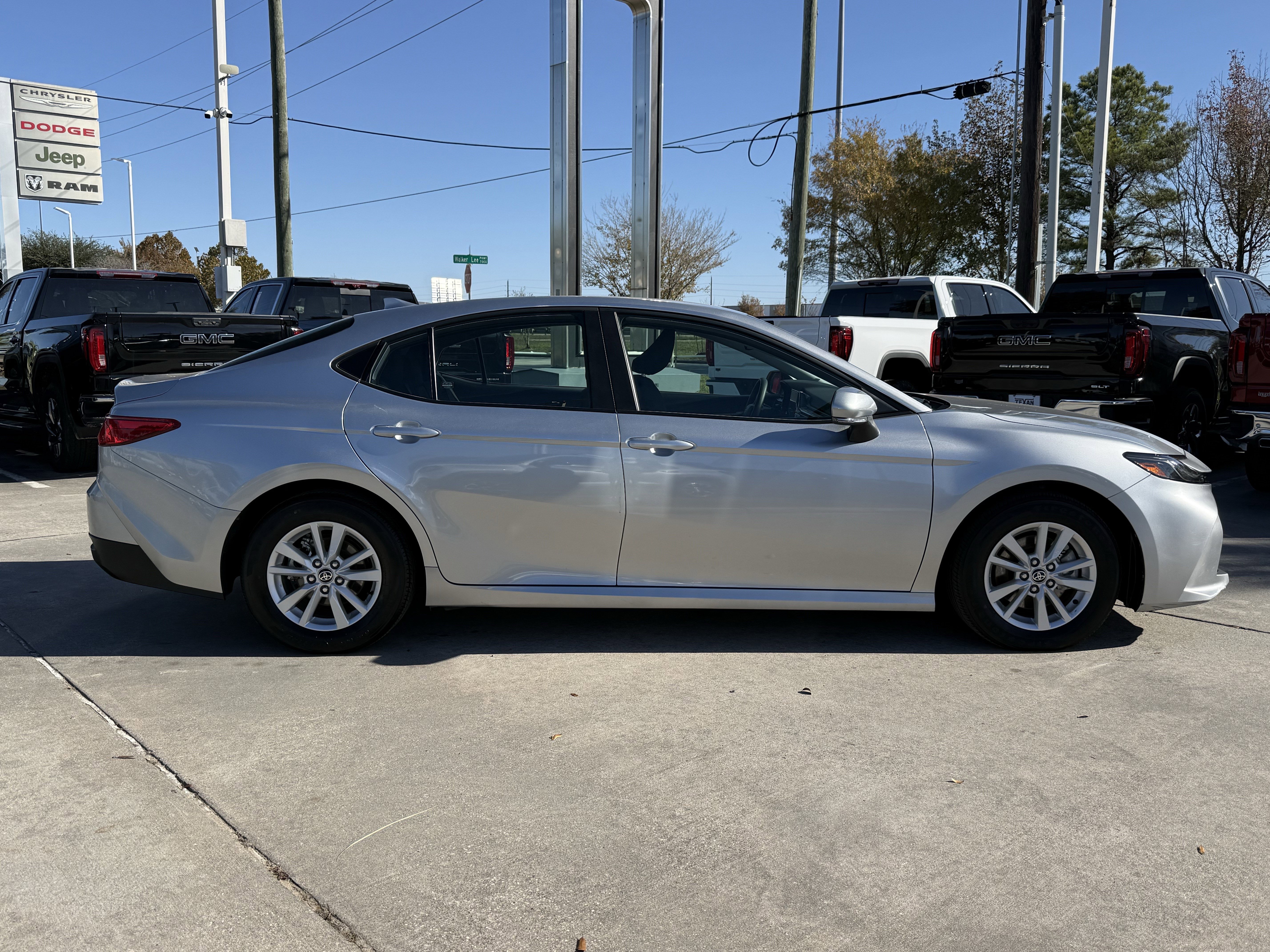 Used 2025 Toyota Camry LE image 3