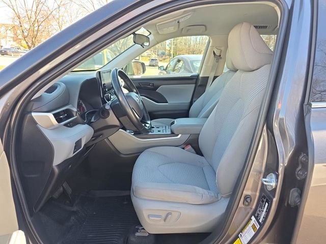 Used 2021 Toyota Highlander LE image 7