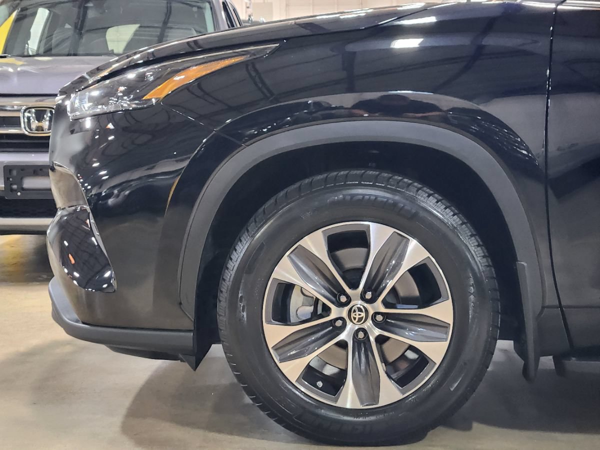 Used 2022 Toyota Highlander XLE FWD image 17