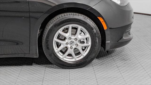 Used 2023 Chrysler Voyager LX image 33