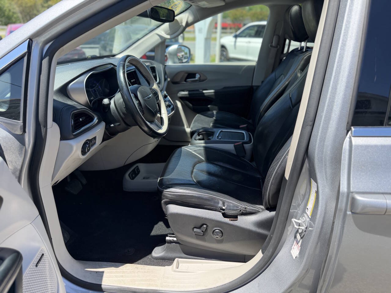 Used 2018 Chrysler Pacifica Limited FWD image 21