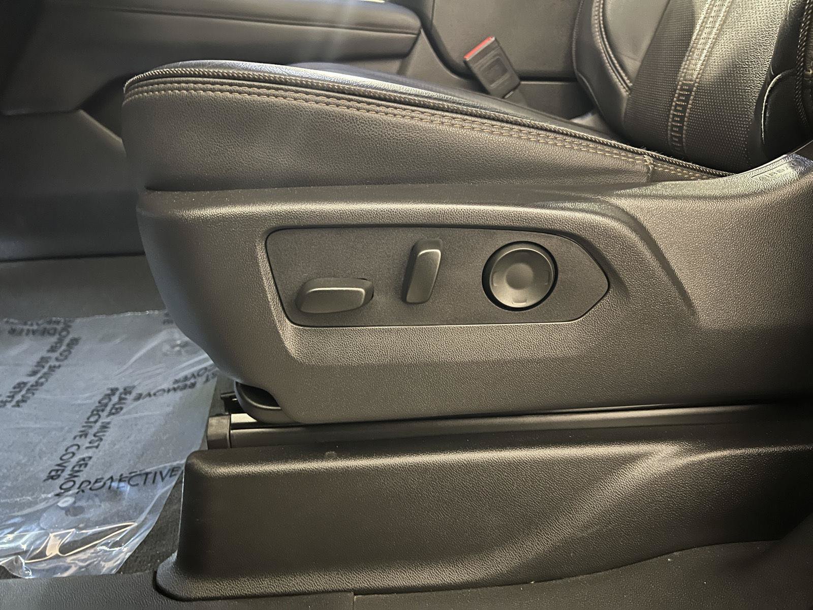 Used 2025 Chevrolet Suburban High Country AWD/4WD image 29