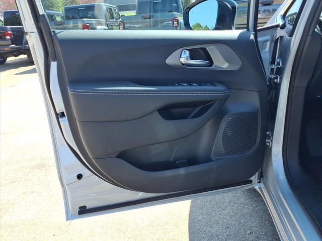 New 2026 Chrysler Voyager LX image 17