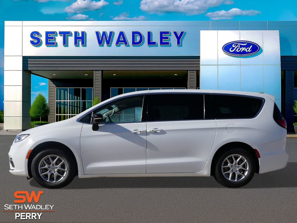 Used 2024 Chrysler Pacifica Touring-L image 3