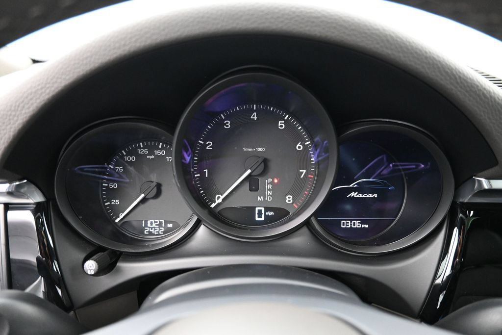 Certified 2025 Porsche Macan AWD/4WD image 20