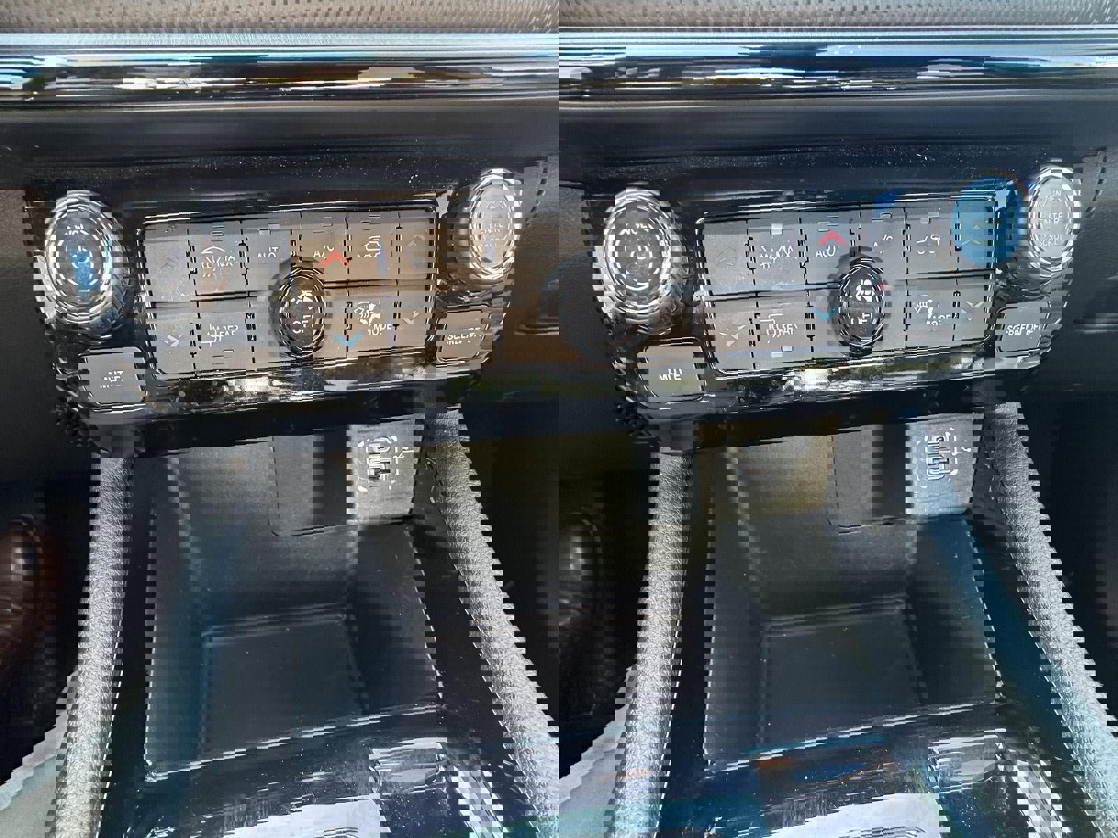 Used 2025 Jeep Compass Trailhawk image 31