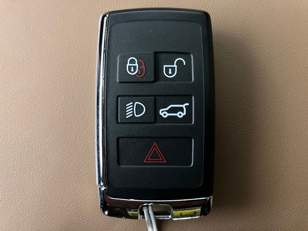 Used 2025 Land Rover Defender 110 X image 32