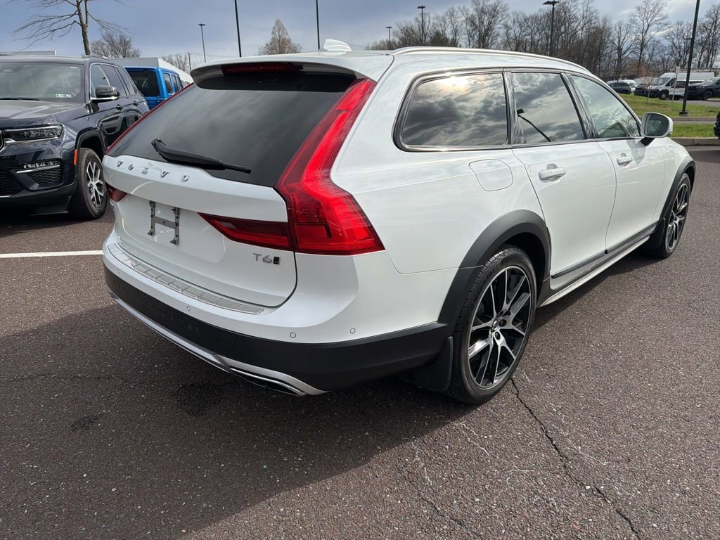 Used 2017 Volvo V90 T6 Cross Country image 3