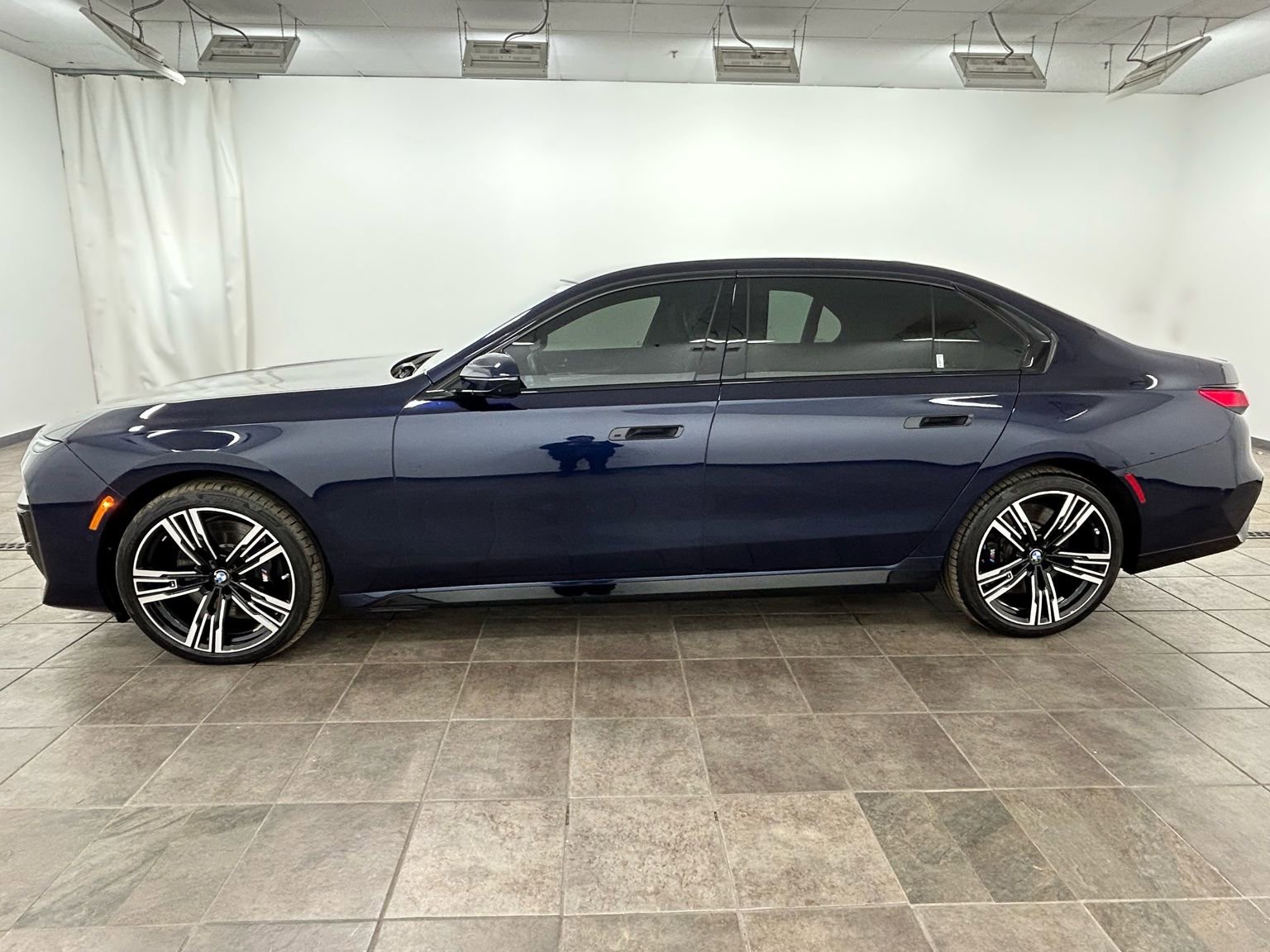 Used 2023 BMW 760i xDrive AWD/4WD image 2