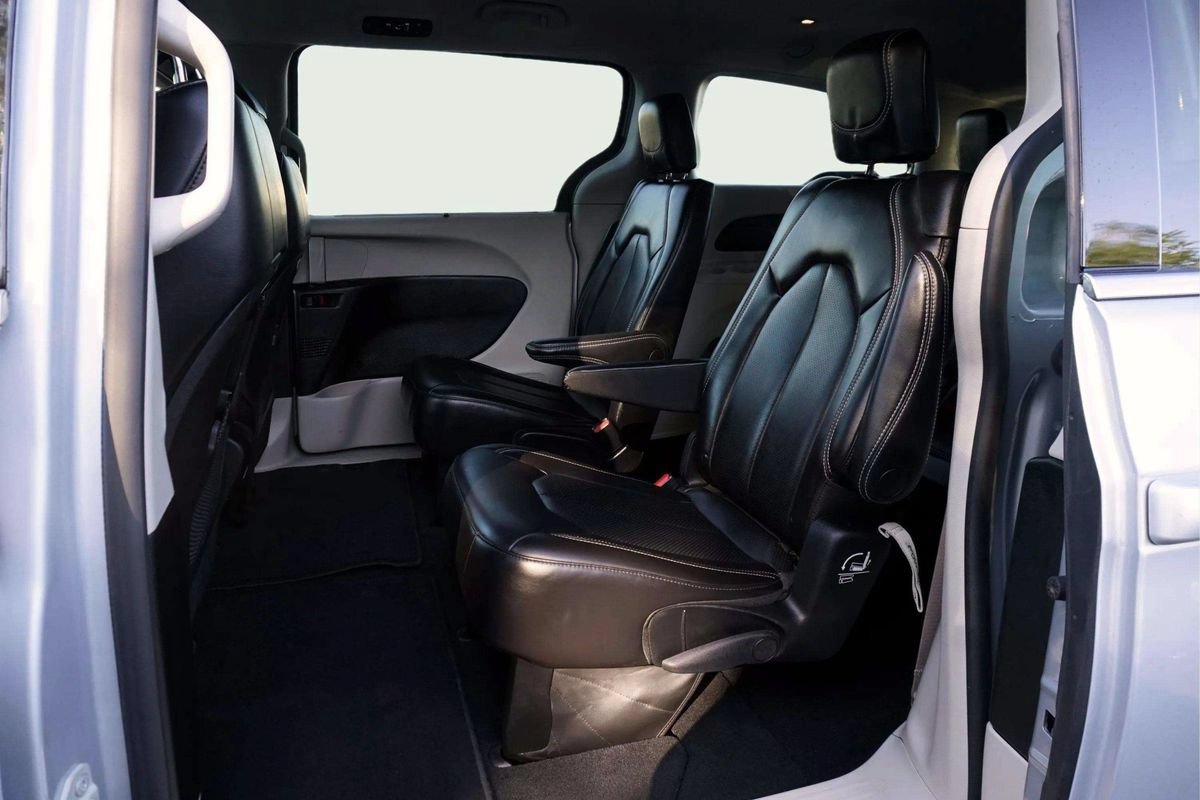 Used 2023 Chrysler Pacifica Touring-L FWD image 19