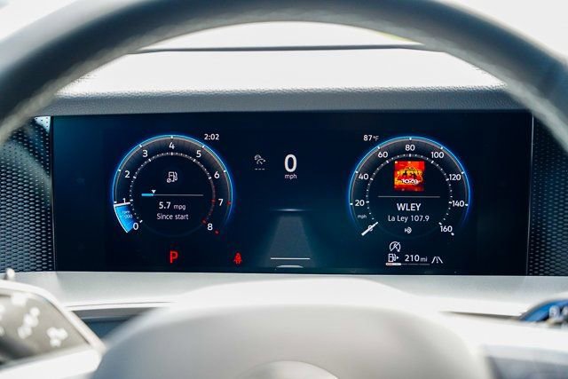 Used 2025 Volkswagen Tiguan SE w/ Panoramic Sunroof Package image 10