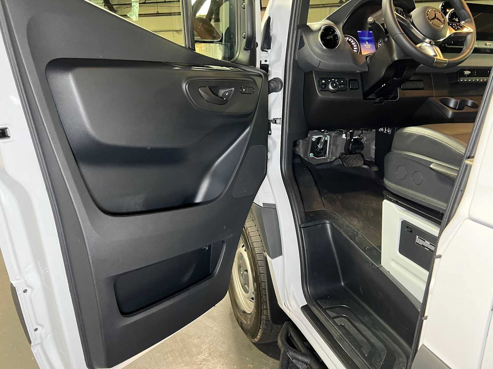 Used 2025 Mercedes-Benz Sprinter 2500 image 20