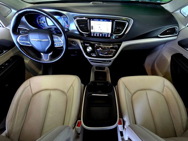 Used 2020 Chrysler Pacifica Touring-L FWD image 9