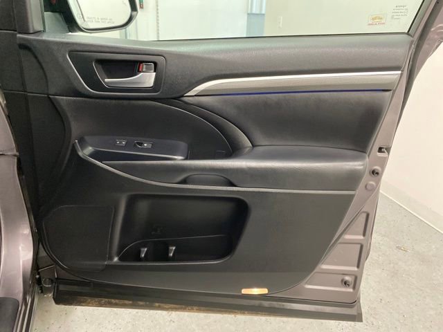 Used 2019 Toyota Highlander SE image 39