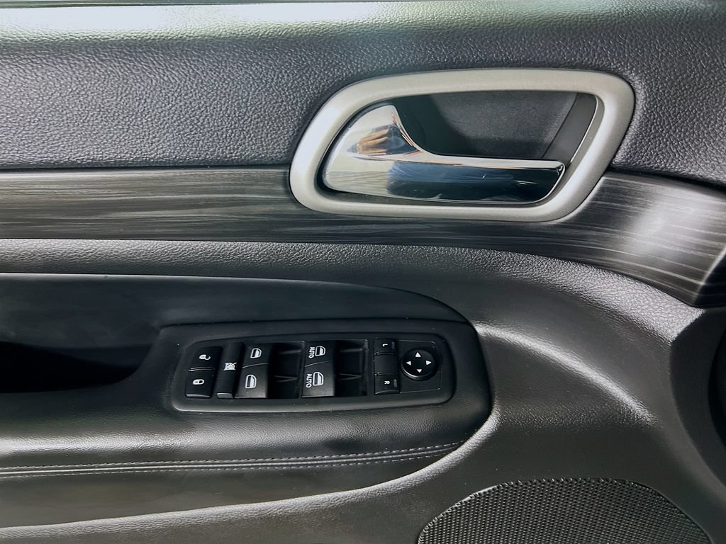 Used 2019 Jeep Grand Cherokee Altitude AWD/4WD image 23