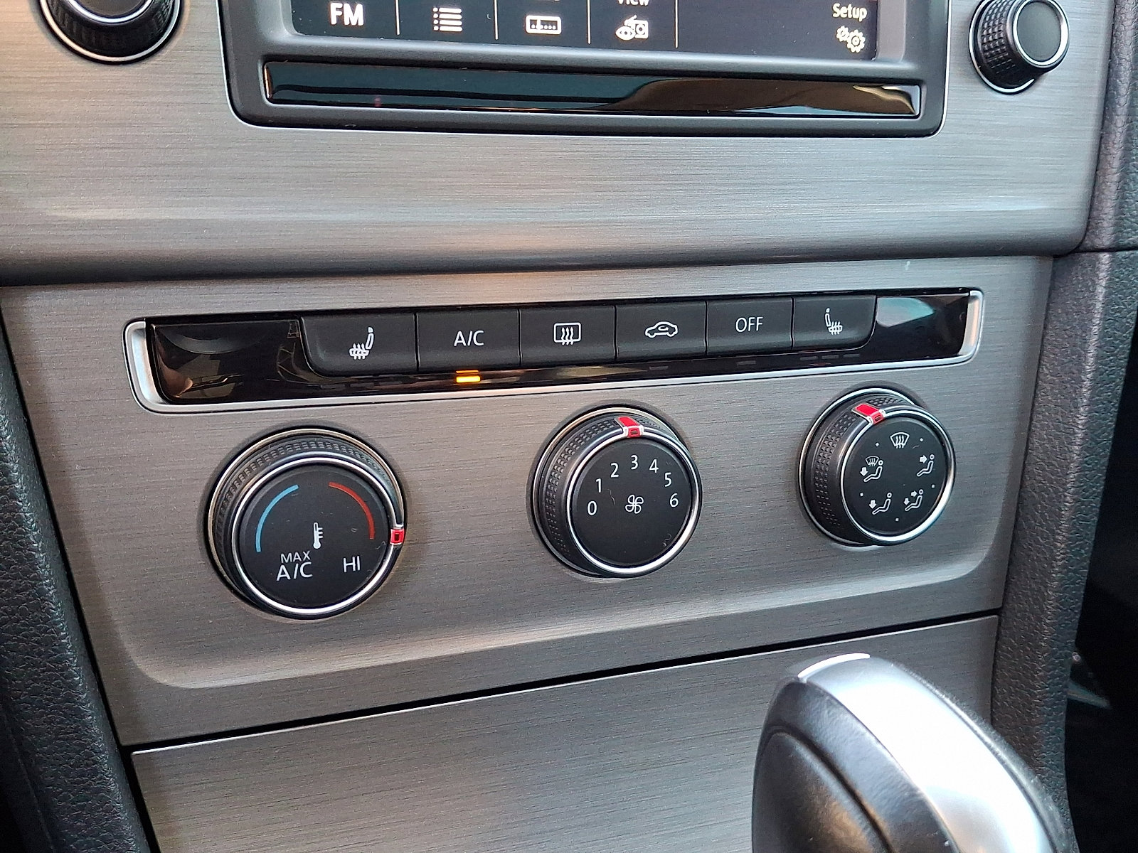 Used 2016 Volkswagen Golf SE image 16