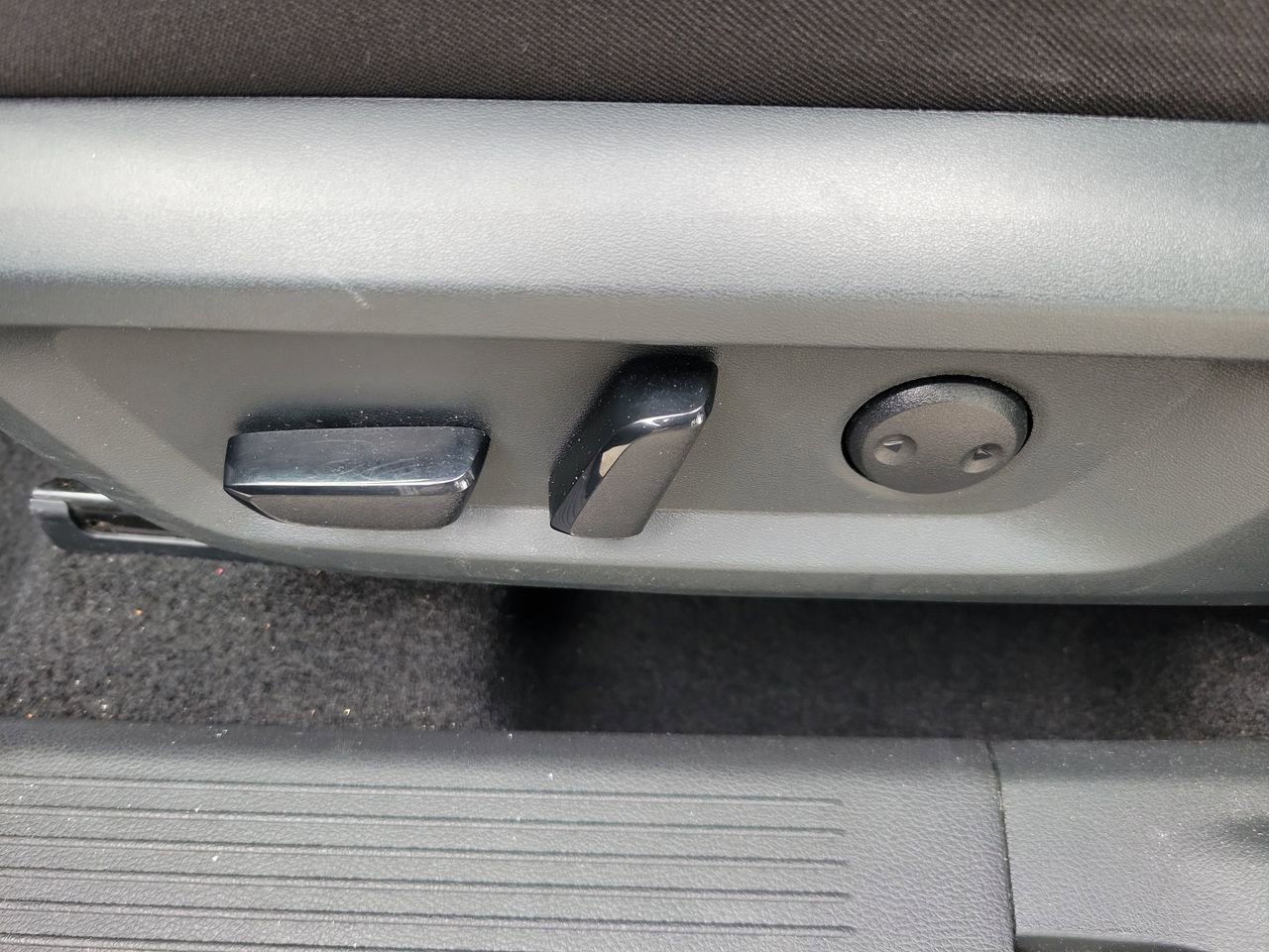 Used 2025 Nissan Rogue SV image 18